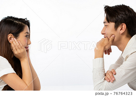 対面する男女 対面する男女 76764323