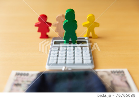 シングルマザー 母子家庭 お金イメージ シングルマザー 母子家庭 お金イメージ 76765039