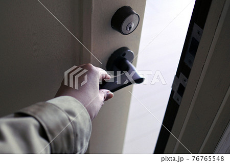 ドアを開ける手の写真素材