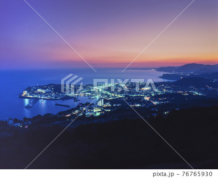 静岡県 東伊豆町 稲取岬の海と町並の夕景 静岡県 東伊豆町 稲取岬の海と町並の夕景 76765930