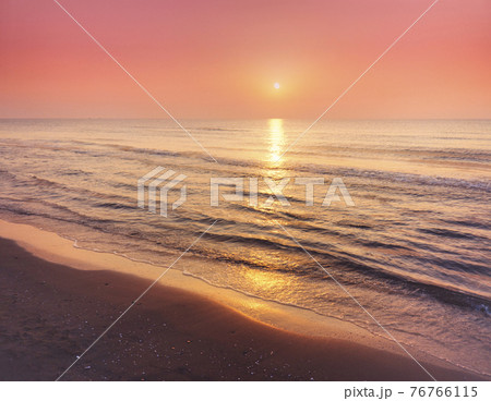 石川県 羽咋市 千里浜の海と夕日 石川県 羽咋市 千里浜の海と夕日 76766115