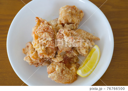 美味しそうな唐揚げとレモン 美味しそうな唐揚げとレモン 76766500
