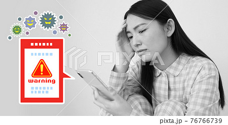 スマホがウイルスに感染して困る女性のイメージ 76766739