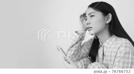 パジャマ姿でスマートフォンを操作する女性イメージ 76766752
