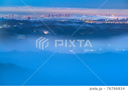 《東京都》霧に包まれた都心の摩天楼 76766834