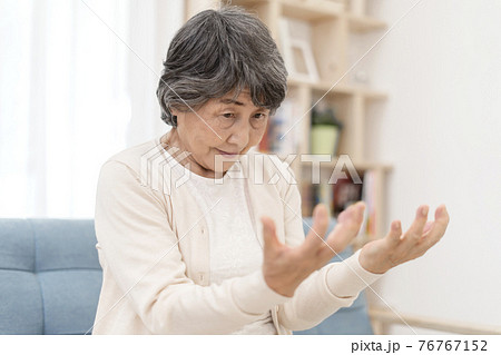 手のこわばりがきになるシニア女性 手のこわばりがきになるシニア女性 76767152