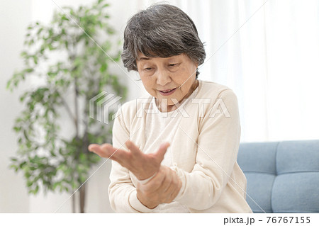 手のこわばりがきになるシニア女性 76767155