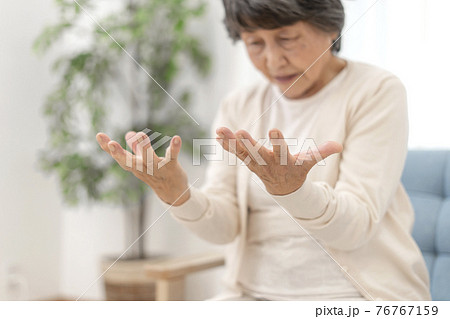 手のこわばりがきになるシニア女性　ボディパーツ　パーツカット 76767159