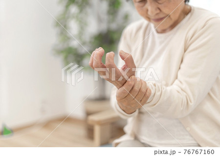 手のこわばりがきになるシニア女性　ボディパーツ　パーツカット 76767160