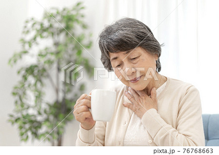 飲み込み辛いシニア女性　嚥下障害 76768663