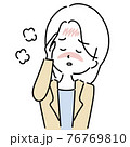 発熱で頭を抑える女性 76769810