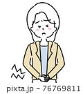 腹痛でお腹を抑える女性 76769811