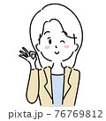 OKサインをする女性 76769812