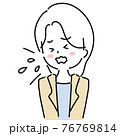 くしゃみをする女性 76769814