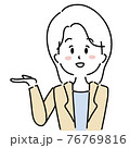 案内をする女性 76769816