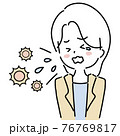 くしゃみをする女性（花粉） 76769817