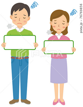 メッセージボードを持つ困った表情の男性と女性のペア（全身） 76769856