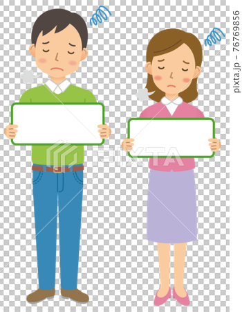 メッセージボードを持つ困った表情の男性と女性のペア（全身） 76769856