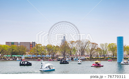 桜咲く万博記念公園の夢の池とEXPO'70パビリオン、エキスポシティのオオサカホイール 桜咲く万博記念公園の夢の池とEXPO'70パビリオン、エキスポシティのオオサカホイール 76770311