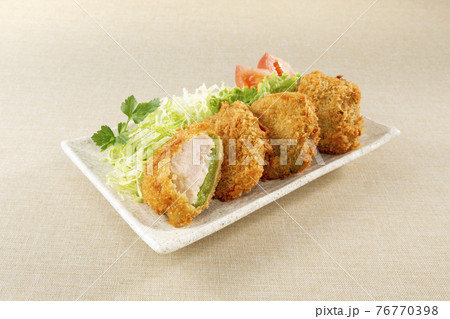 ピーマンの肉詰めフライ3個と断面 76770398