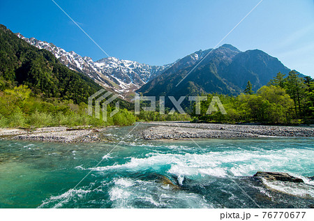 初夏の上高地(梓川の流れと残雪の穂高連峰・河童橋周辺の絶景) 初夏の上高地(梓川の流れと残雪の穂高連峰・河童橋周辺の絶景) 76770677