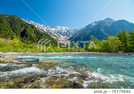 初夏の上高地(梓川の流れと残雪の穂高連峰・河童橋周辺の絶景) 初夏の上高地(梓川の流れと残雪の穂高連峰・河童橋周辺の絶景) 76770680