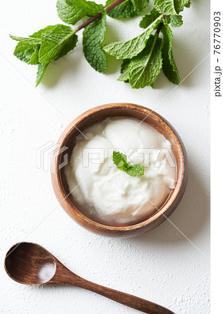 木の器に盛り付けたヨーグルト 76770903