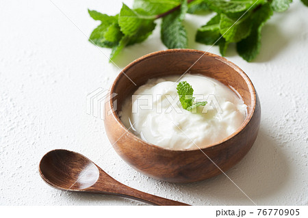 木の器に盛り付けたヨーグルト 木の器に盛り付けたヨーグルト 76770905