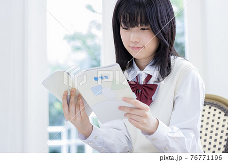 問題集を見る女子学生のポートレート 76771196