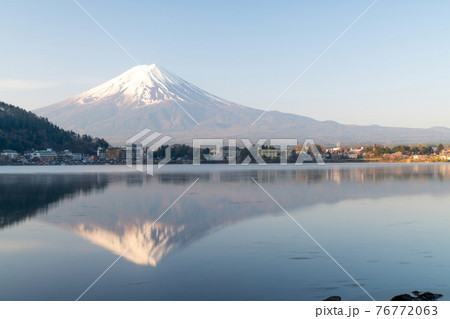 朝焼けの富士山 76772063