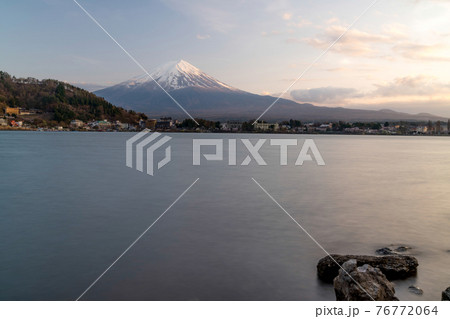 夕暮れの富士山と河口湖 夕暮れの富士山と河口湖 76772064