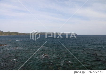 室戸市街から室戸岬にかけて（行当岬から見る） 76772442