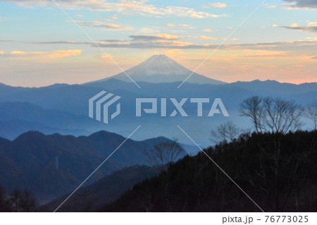 晩秋の夕暮れ大平高原の黒金山登山口付近から富士山を拝む 76773025