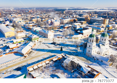 Snow covered Zaraysk cityscape with Trinity Church on sunny day 76773377