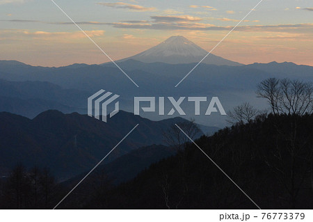 晩秋の夕暮れ大平高原の黒金山登山口付近から富士山を拝む 晩秋の夕暮れ大平高原の黒金山登山口付近から富士山を拝む 76773379