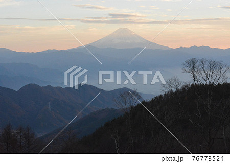 晩秋の夕暮れ大平高原の黒金山登山口付近から富士山を拝む 晩秋の夕暮れ大平高原の黒金山登山口付近から富士山を拝む 76773524