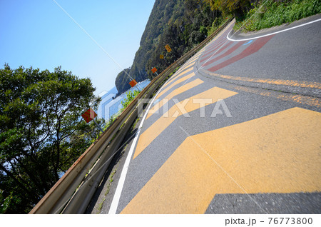 海辺のワインディングロードのイメージ 76773800