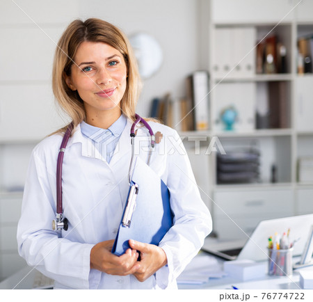 woman practicing medecine in her white office 76774722