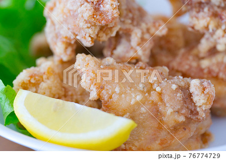 美味しそうな唐揚げとレタスとレモンのアップ 美味しそうな唐揚げとレタスとレモンのアップ 76774729