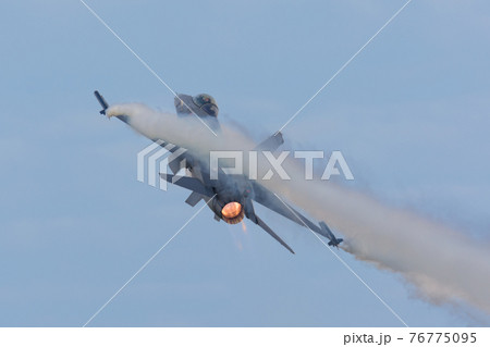 オランダ空軍F-16AMデモチーム上昇 オランダ空軍F-16AMデモチーム上昇 76775095