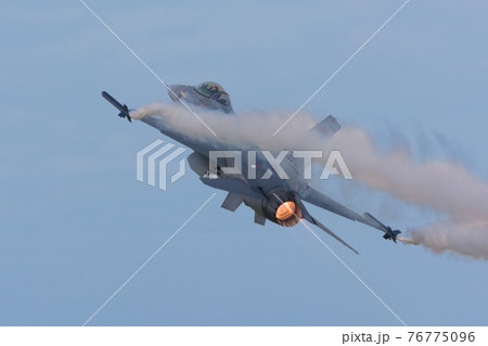 オランダ空軍F-16AMデモチーム上昇 76775096