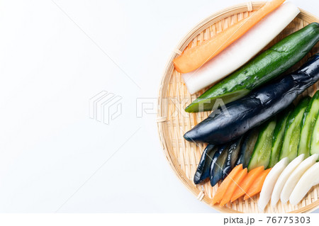 漬け物　白背景 76775303