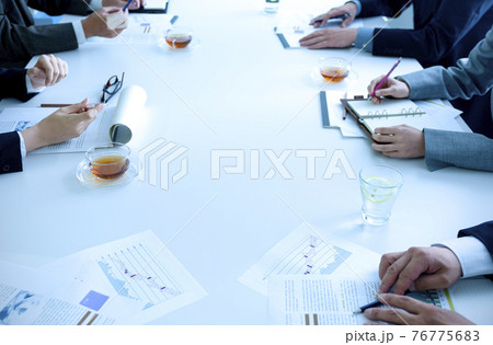 会議をしている男女の手元 76775683