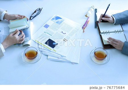 会議をしている男女の手元 76775684