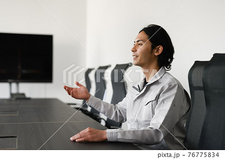 会社で働くビジネスパーソン 76775834