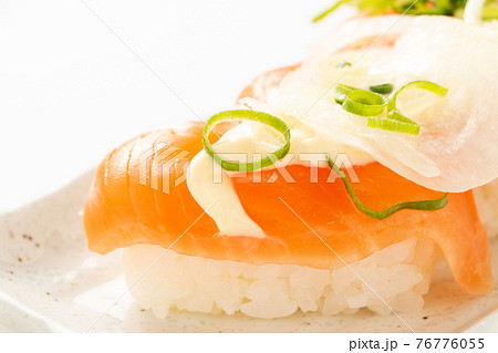 サーモンサラダにぎり寿司。 76776055