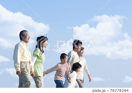 手をつなぐ三世代家族 76776284