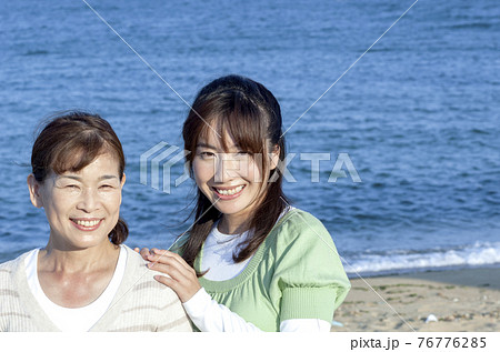 海辺の親子 海辺の親子 76776285