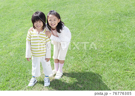 笑顔の女の子と男の子 笑顔の女の子と男の子 76776305