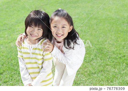 笑顔の女の子と男の子 笑顔の女の子と男の子 76776309